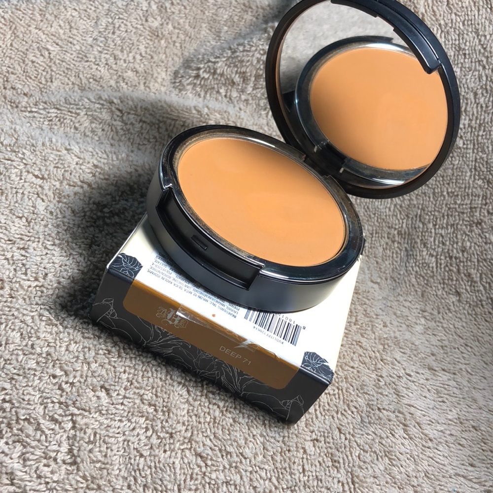 Kat Von D Lock-It- Powder Foundation
